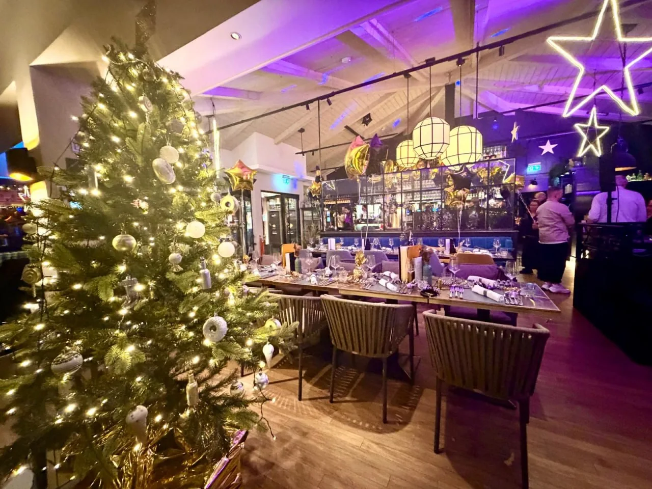 Weihnachtsbaum und festlich gedeckte Tische im Grande Beach Café
